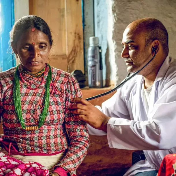 Entdecken Sie, wie Back to Life e.V. die Gesundheitsversorgung in abgelegenen Regionen Nepals verbessert, von Prävention bis zur Behandlung.